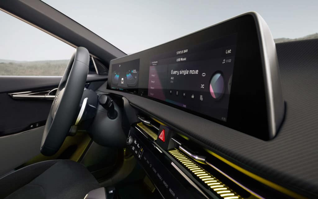 [Imagen del interior mostrando el sistema de infoentretenimiento]